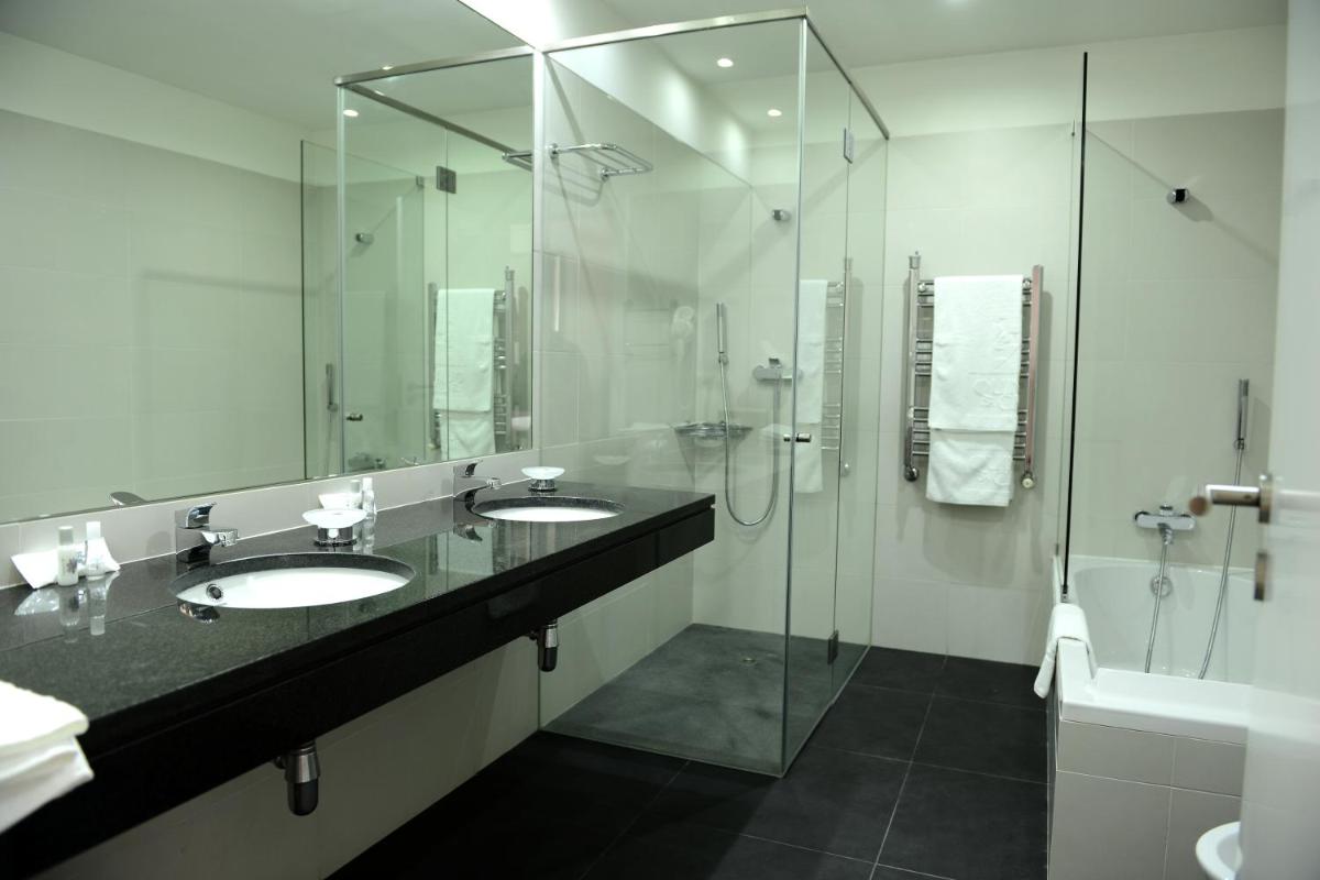 Uma casa de banho em Hotel Quinta da Cruz & SPA