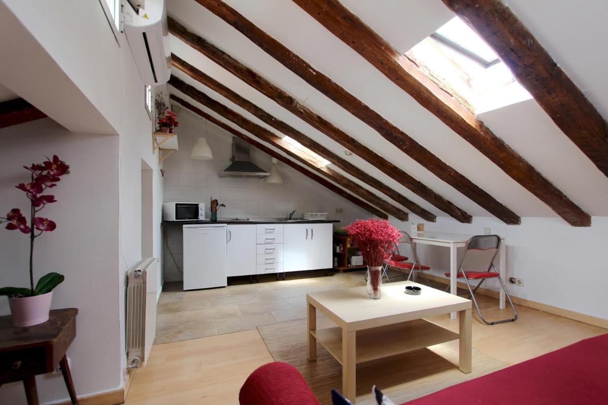 Stylish 1-Bedroom Apartment in Malasaña-Central Madrid - Housity