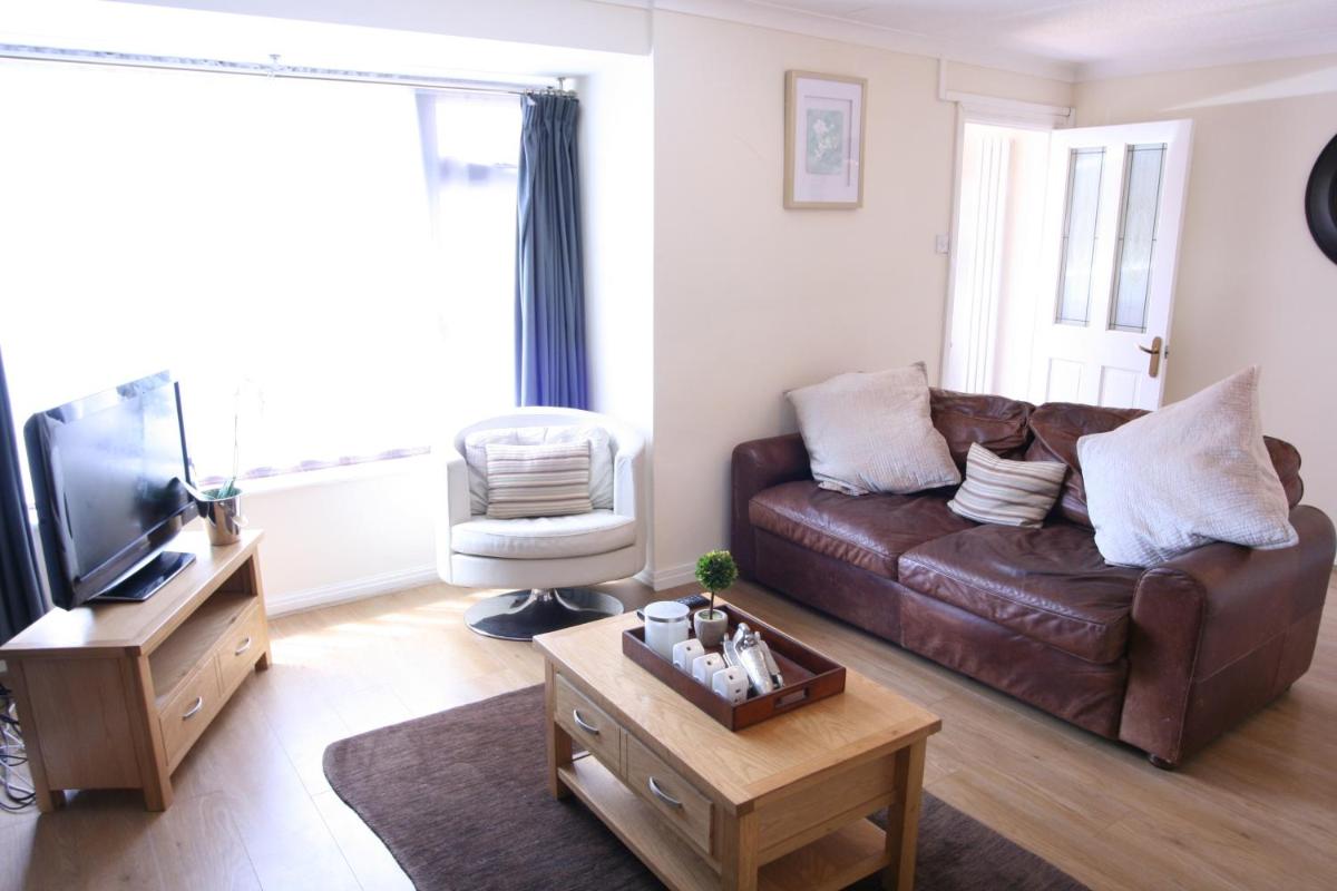 Northgate Terrace with parking - Housity