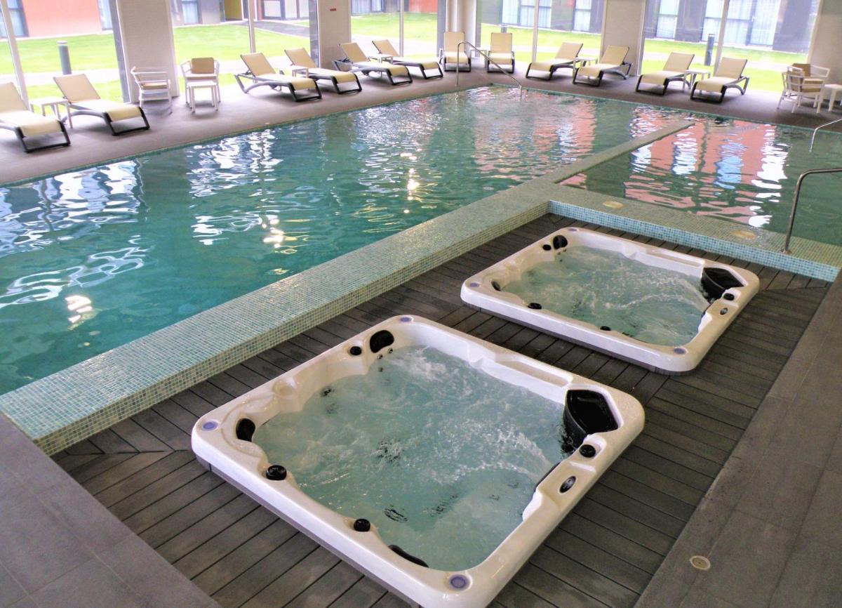 Piscine de l'établissement Aparthotel & Spa Adagio Vannes ou située à proximité