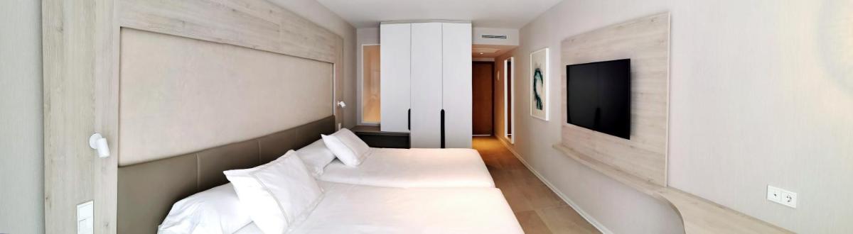 Cama o camas de una habitación en Hotel & Spa Castillo de Peñíscola 4* Sup