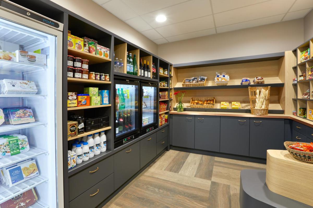 Cuisine ou kitchenette dans l'établissement Aparthotel & Spa Adagio Vannes