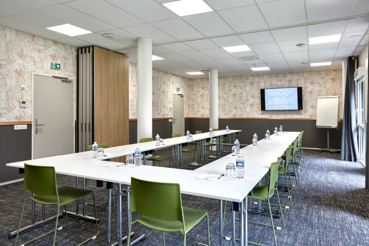 Espace de conférence ou salle de réunion dans l'établissement Aparthotel & Spa Adagio Vannes