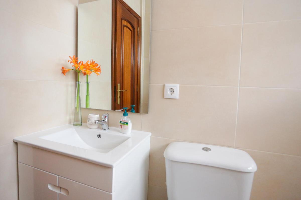 oporto airport house - Housity