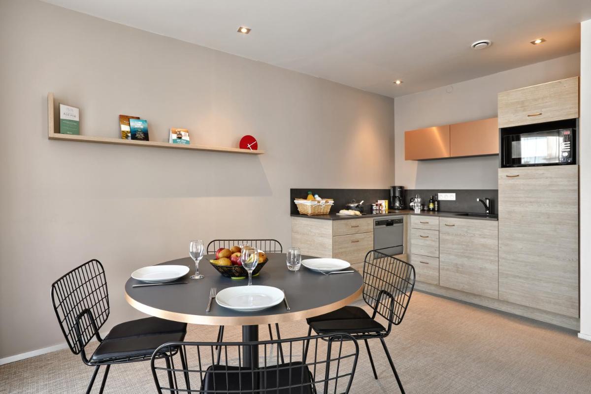 Cuisine ou kitchenette dans l'établissement Aparthotel & Spa Adagio Vannes