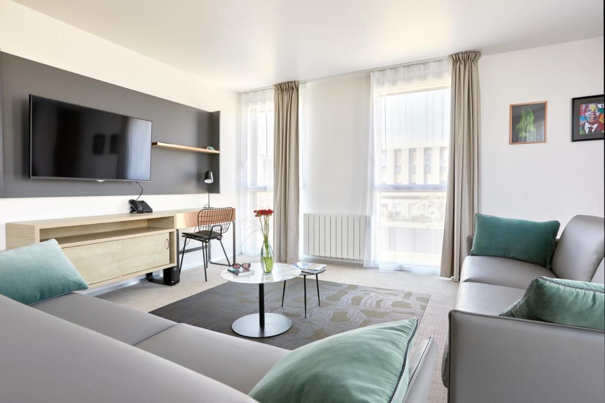 Télévision ou salle de divertissement dans l'établissement Aparthotel & Spa Adagio Vannes