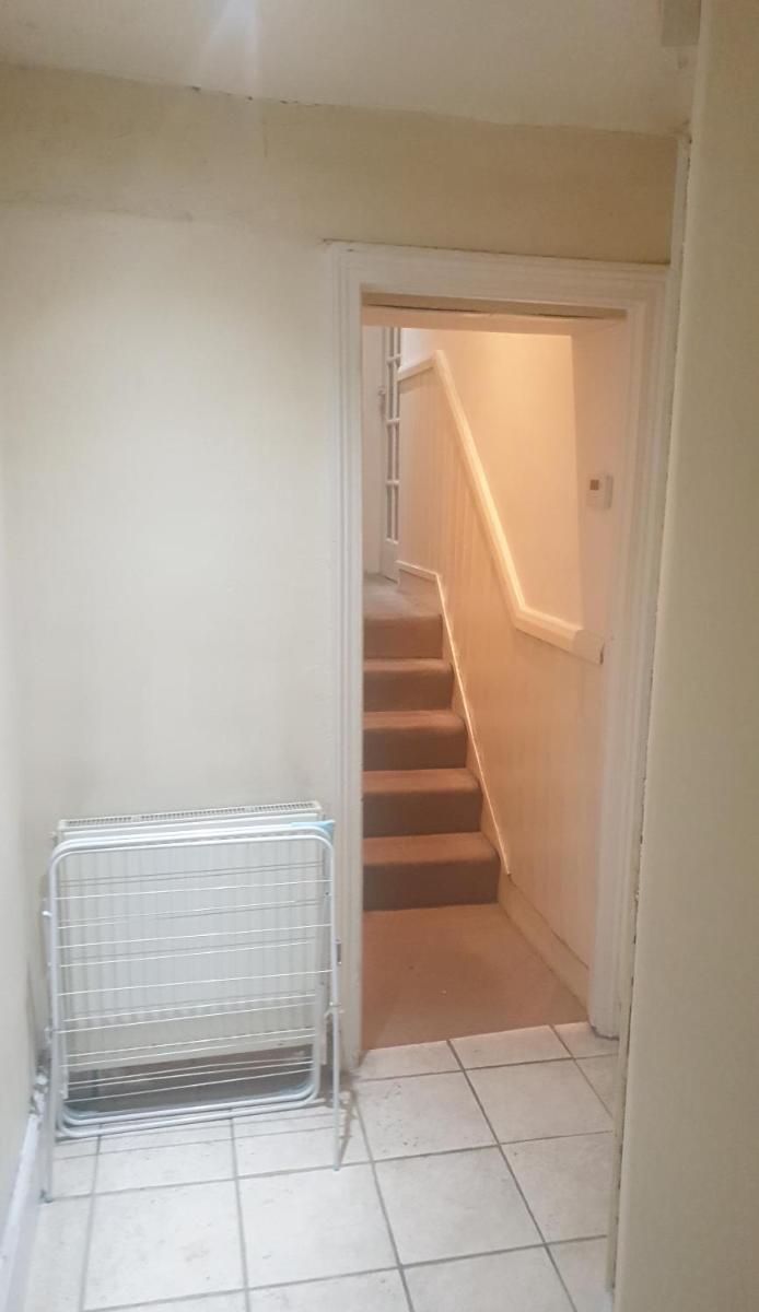 Airy Split level Victorian flat in Stratford, London - Housity