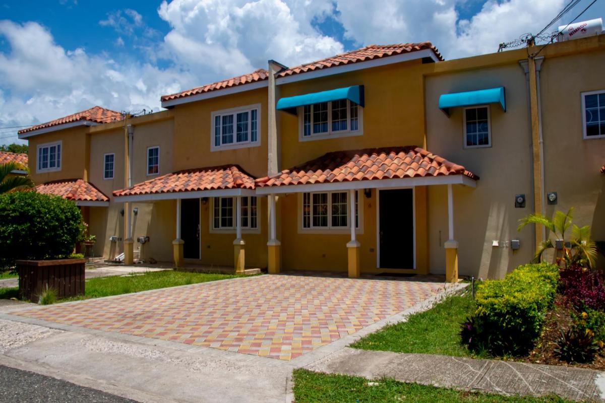 Vacation Getaway in Mango Walk Country Club - Housity