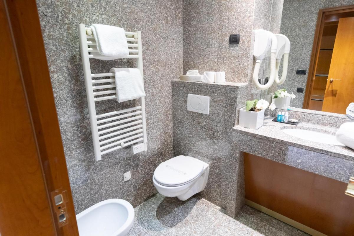 Goldstar Apartments & Suites - Housity
