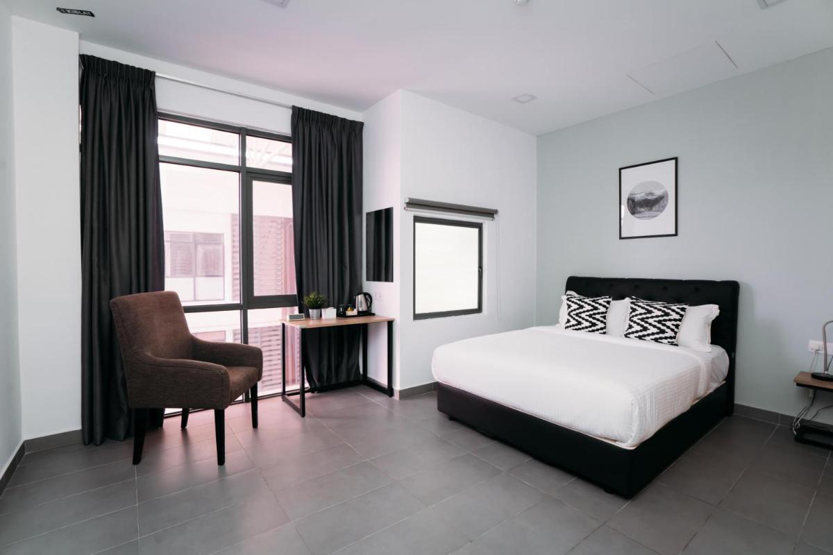 B Lot Hotel - Housity