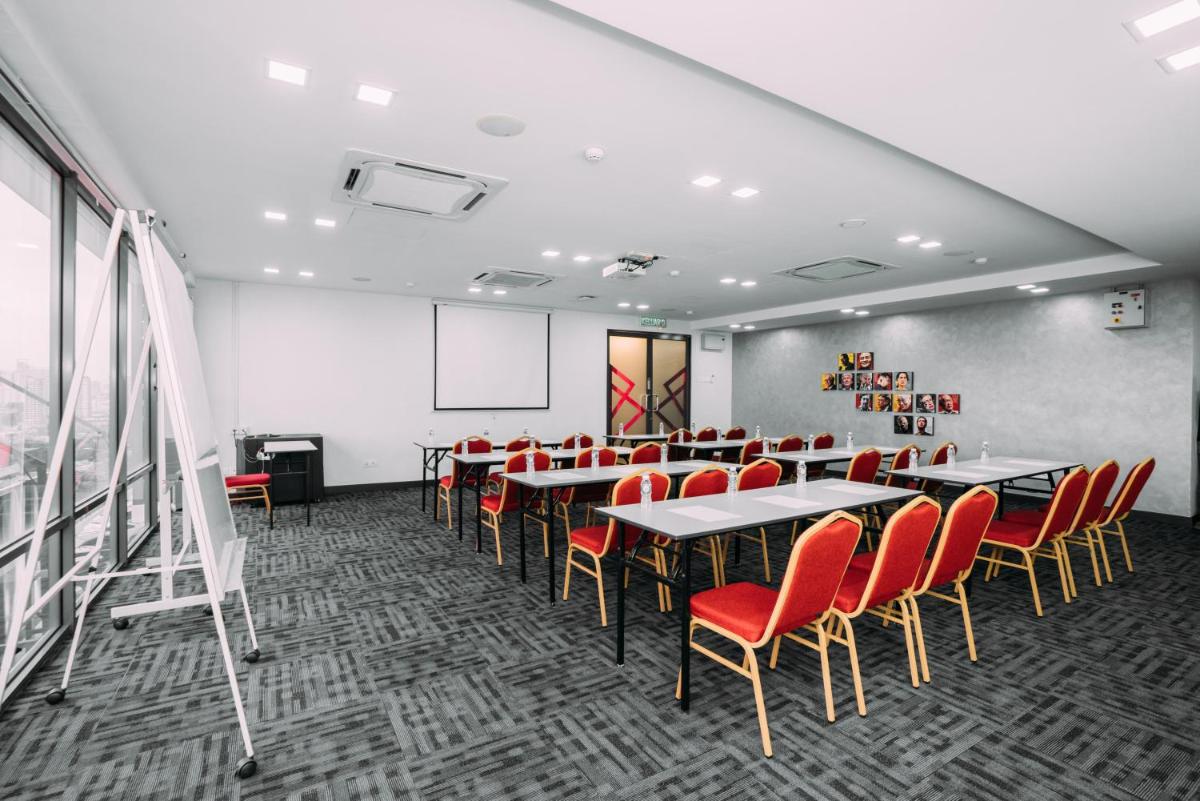 B Lot Hotel - Housity