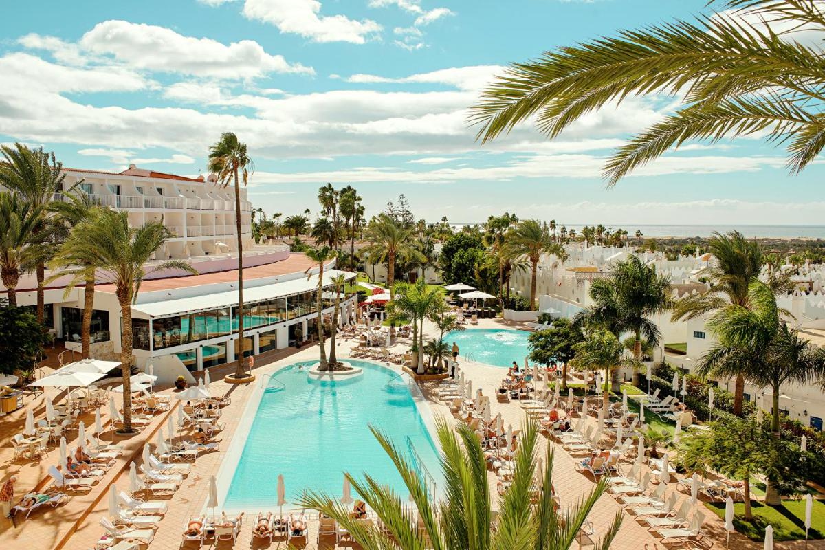 Una vista aérea de un complejo turístico con piscina. en Sunprime Atlantic View Suite & Spa, en Playa del Inglés
