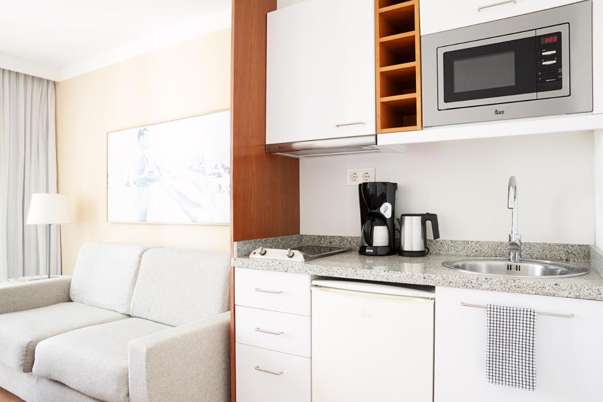 Una cocina o zona de cocina en Sunprime Atlantic View Suite & Spa