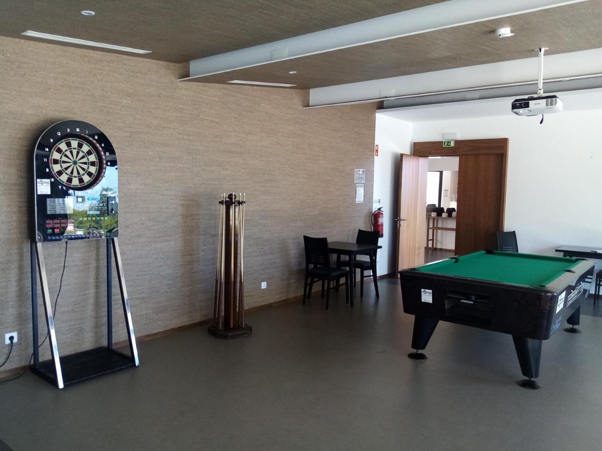 Uma mesa de bilhar em Enigma - Nature & Water Hotel