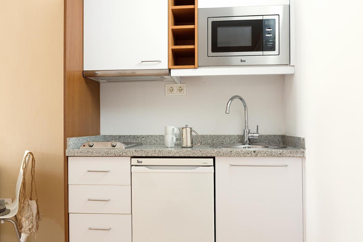 Una cocina o zona de cocina en Sunprime Atlantic View Suite & Spa