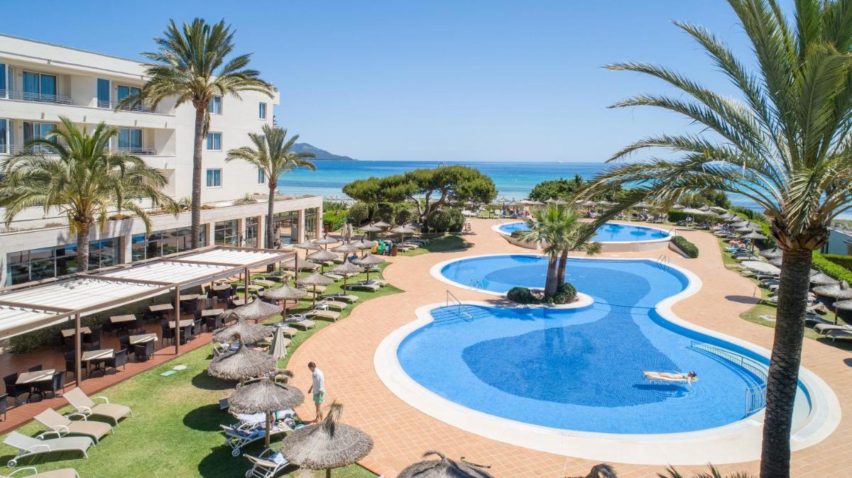 una imagen de la piscina del resort en Grupotel Natura Playa, en Playa de Muro