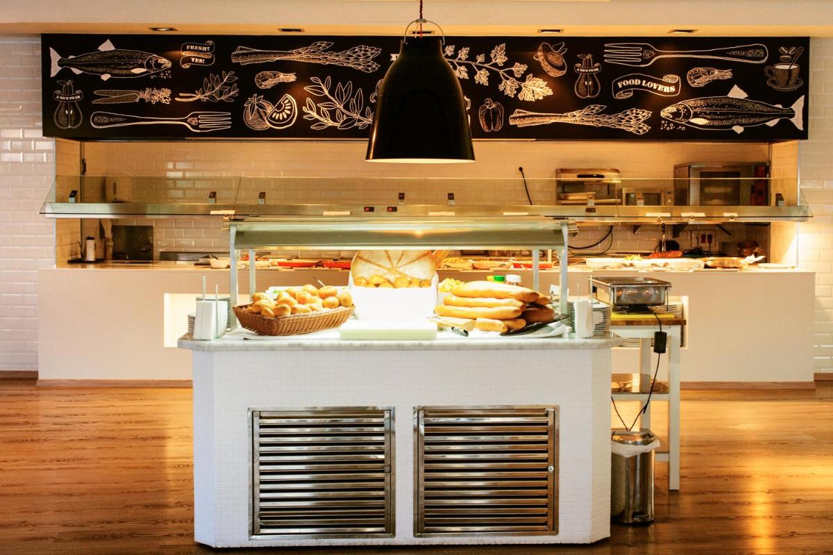 Comida en o cerca de este hotel