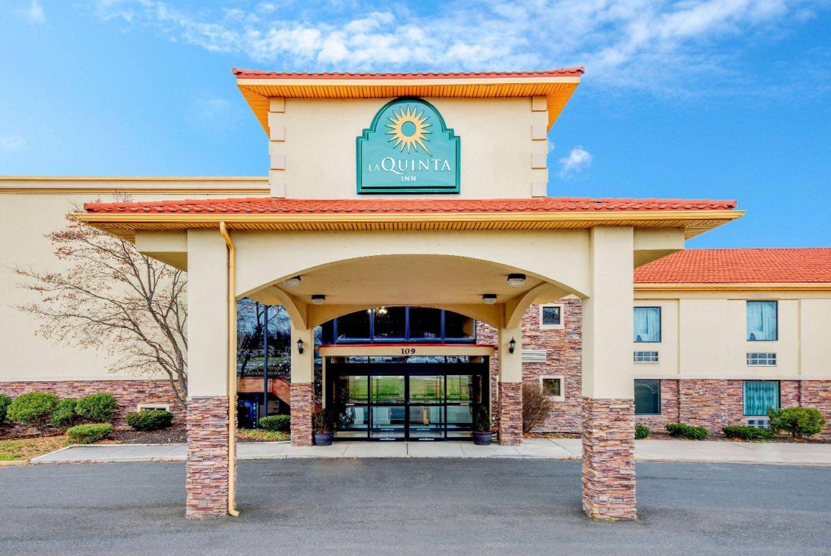 La Quinta Inn by Wyndham West Long Branch - Housity