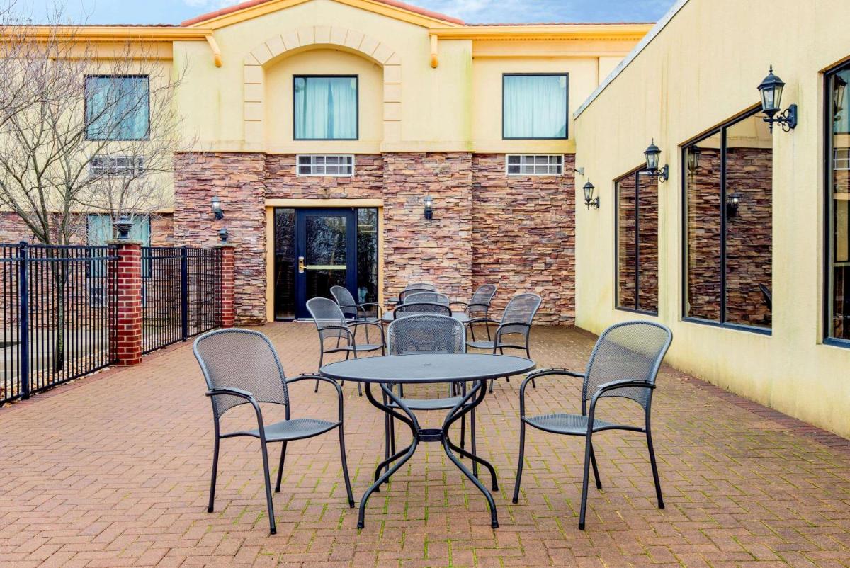 La Quinta Inn by Wyndham West Long Branch - Housity
