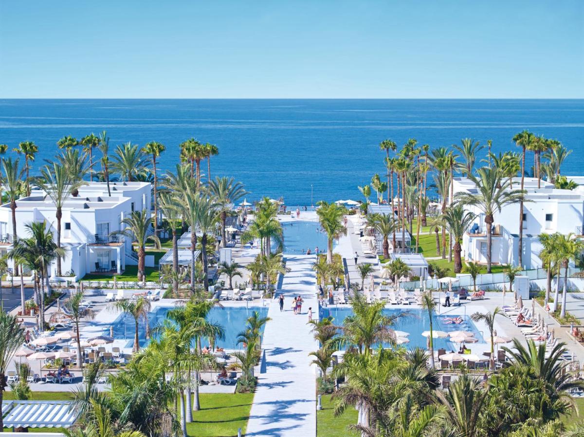 Una vista aérea del complejo con el océano al fondo. en Hotel Riu Palace Meloneras, en Maspalomas