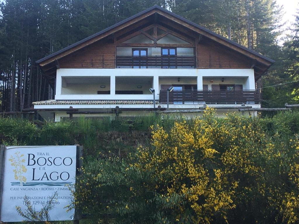 Tra il bosco e il lago - Housity