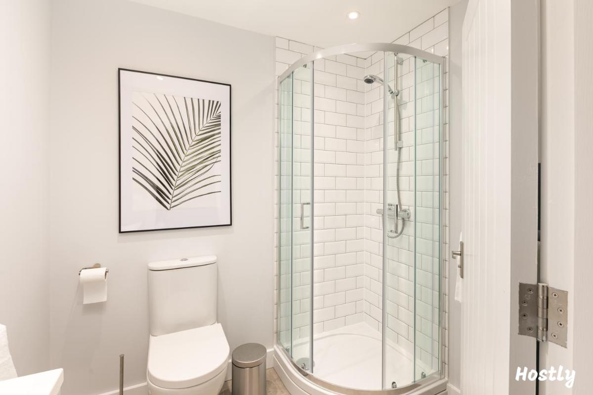 Wesley Gate Apartments - Building 4, by Hostly - Housity