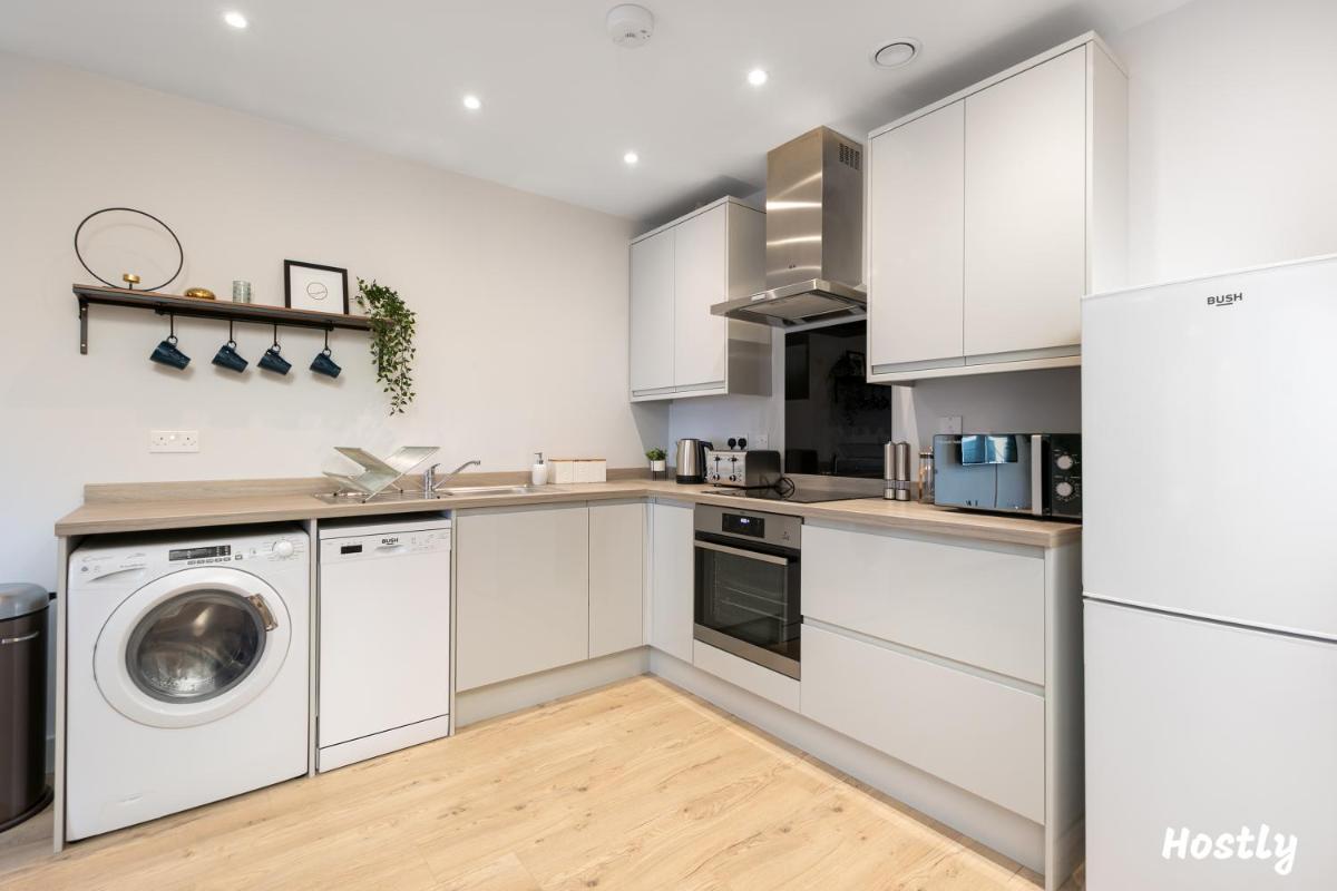 Wesley Gate Apartments - Building 4, by Hostly - Housity