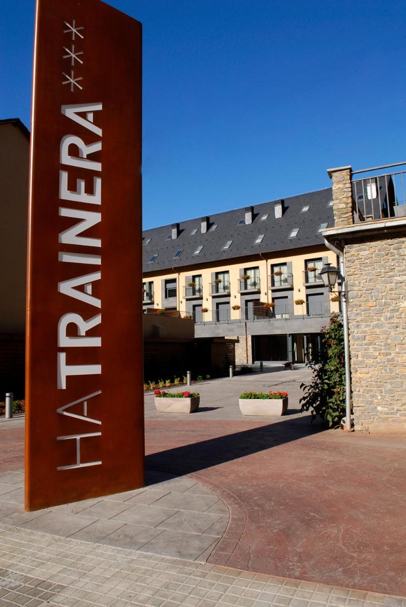 un gran cartel delante de un edificio en Aparthotel Trainera, en Esterri d'Àneu