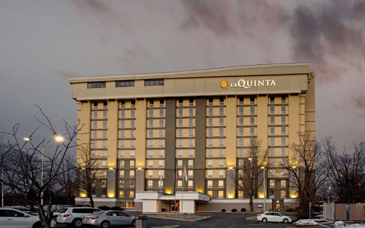 La Quinta by Wyndham Springfield - Housity