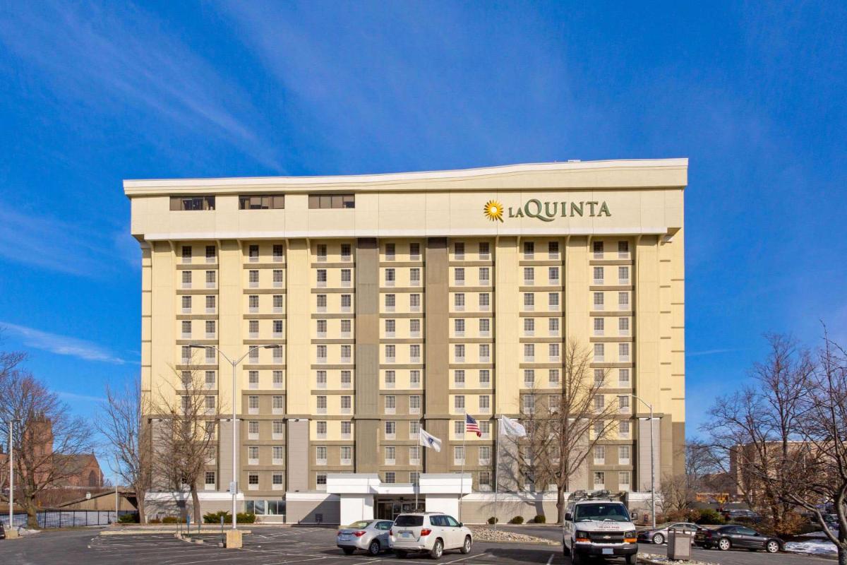 La Quinta by Wyndham Springfield - Housity