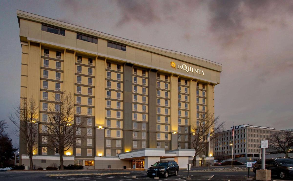 La Quinta by Wyndham Springfield - Housity