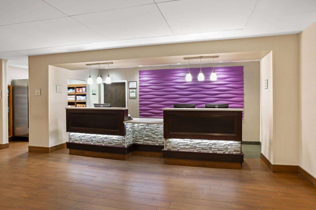 La Quinta by Wyndham Springfield - Housity