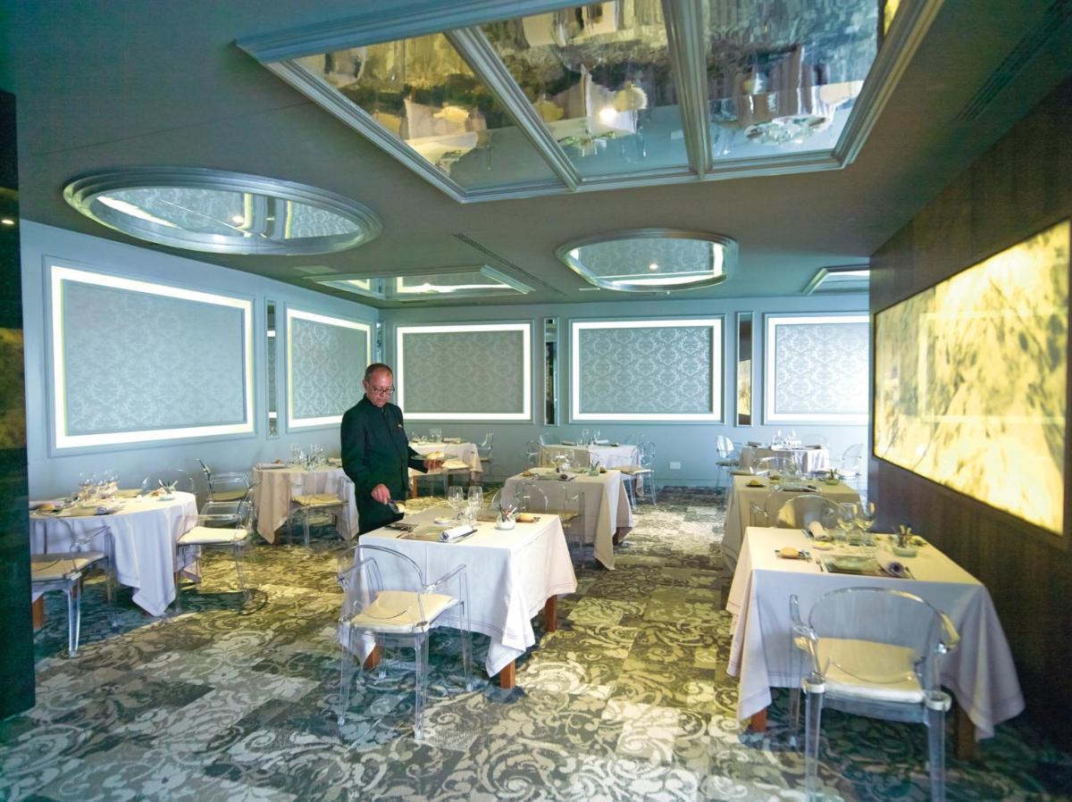 Un restaurante o sitio para comer en Hotel Riu Palace Meloneras