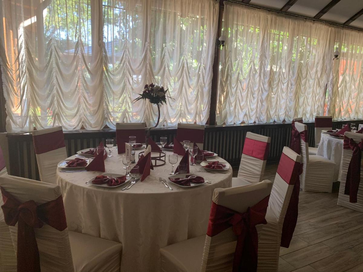 Pensiune Restaurant Rustic Rm Sarat - Housity