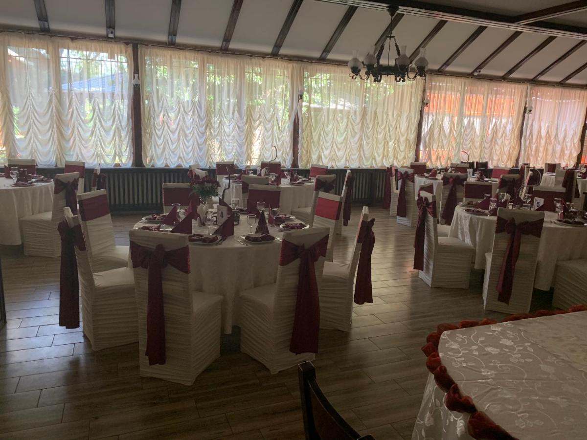 Pensiune Restaurant Rustic Rm Sarat - Housity