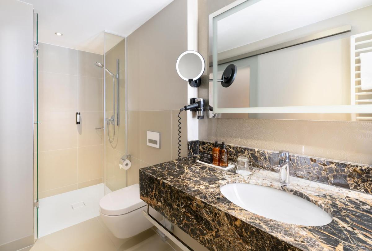 Ein Badezimmer in der Unterkunft Hotel Maximilian’s