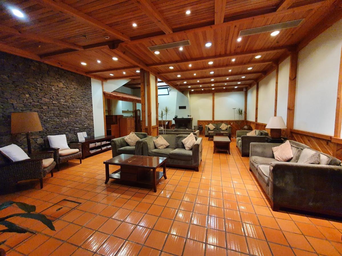 Uma área de estar em Hotel Jardim Atlantico