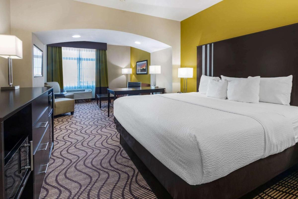 La Quinta by Wyndham Artesia - Housity