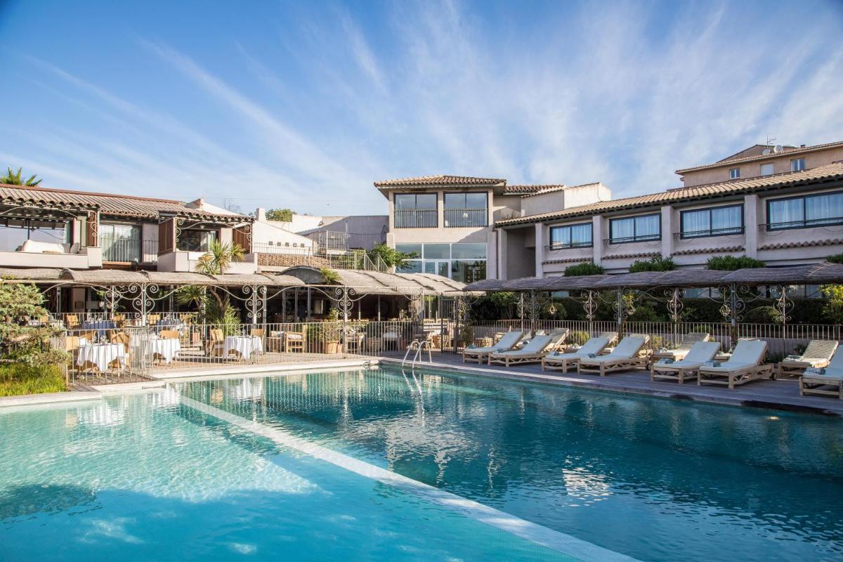 Piscine de l'établissement Hôtel Le Roi Théodore & Spa ou située à proximité
