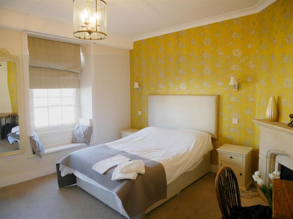 The Saracens Head Hotel - Housity