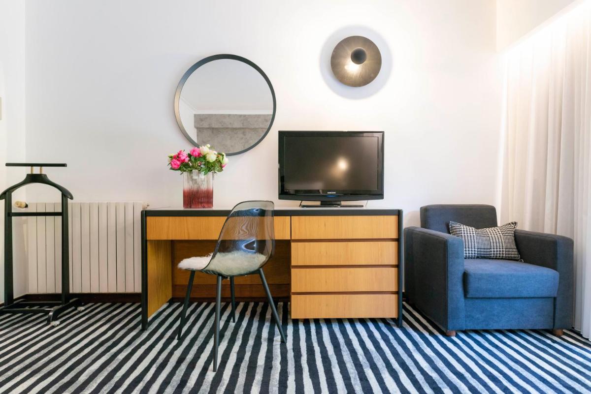 Uma televisão e/ou sistema de entretenimento em D. Afonso Hotel & SPA
