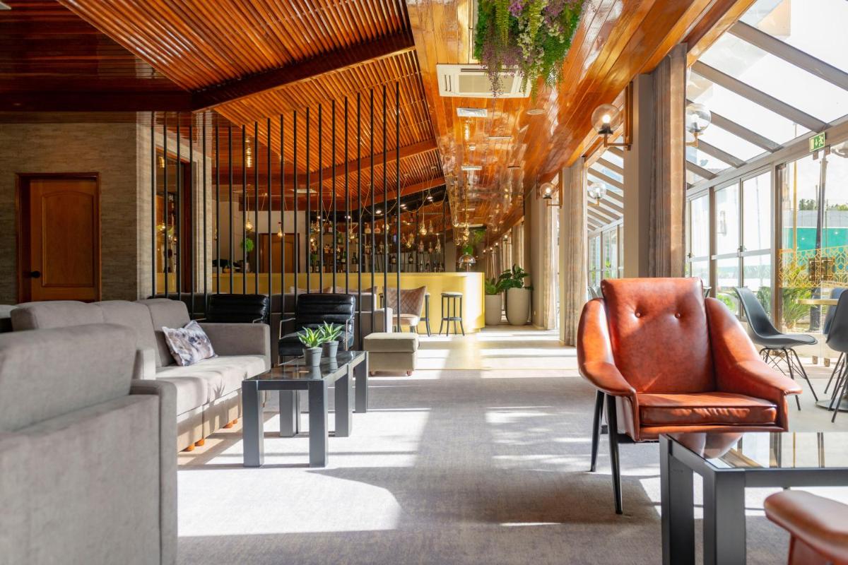 Uma área de estar em D. Afonso Hotel & SPA