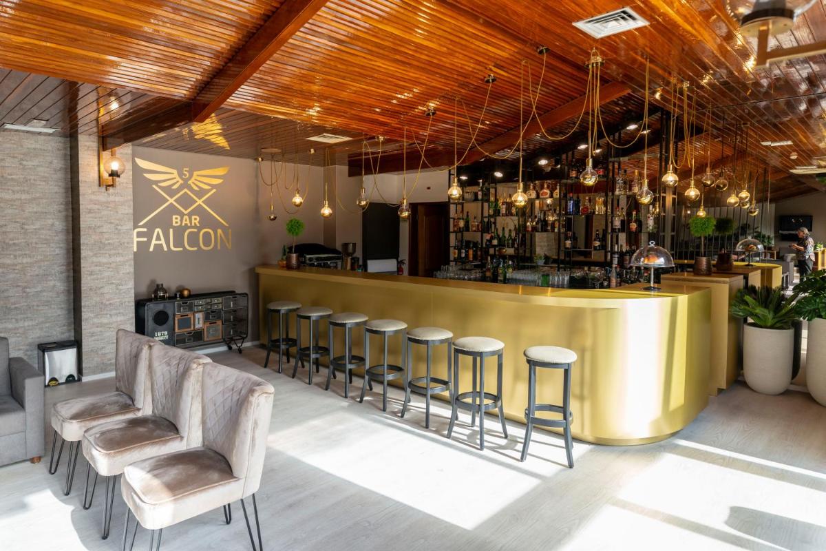 A área de bar ou lounge em D. Afonso Hotel & SPA