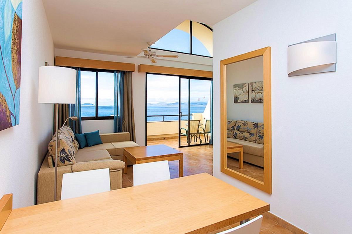 una sala de estar con un sofá y una mesa en SBH Hotel Royal Mónica, en Playa Blanca