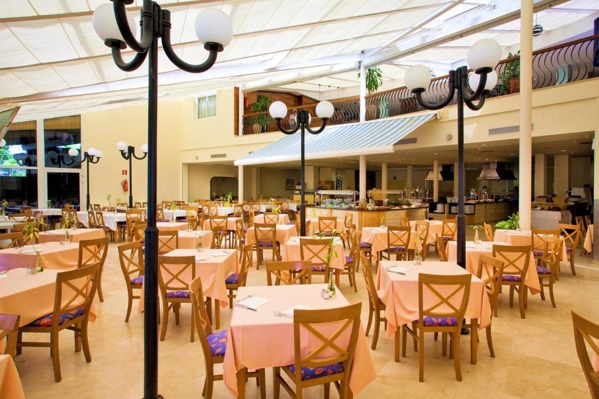 Un restaurante o sitio para comer en SBH Hotel Royal Mónica