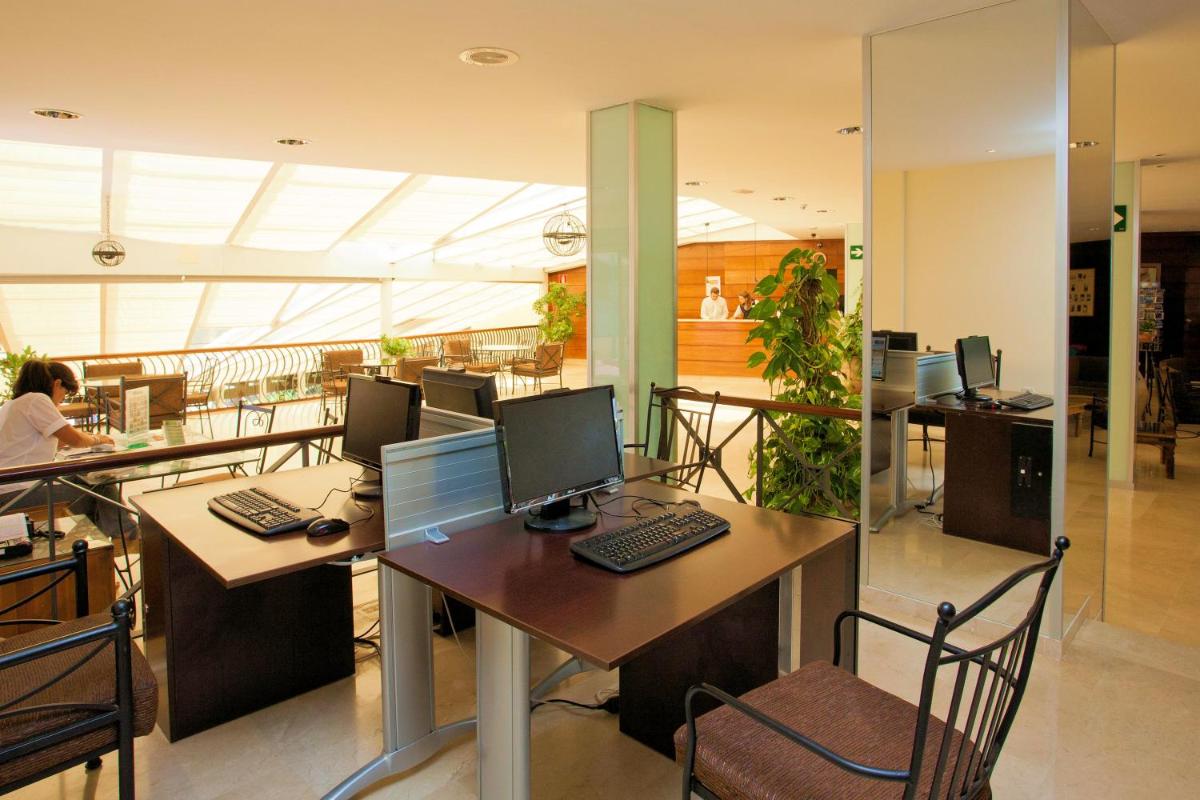 Un restaurante o sitio para comer en SBH Hotel Royal Mónica