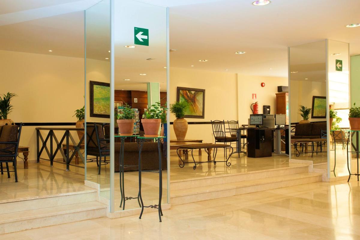 Un restaurante o sitio para comer en SBH Hotel Royal Mónica