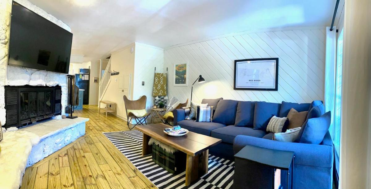 Red River Getaway- Ski In Ski Out, Newly Remodeled - Housity
