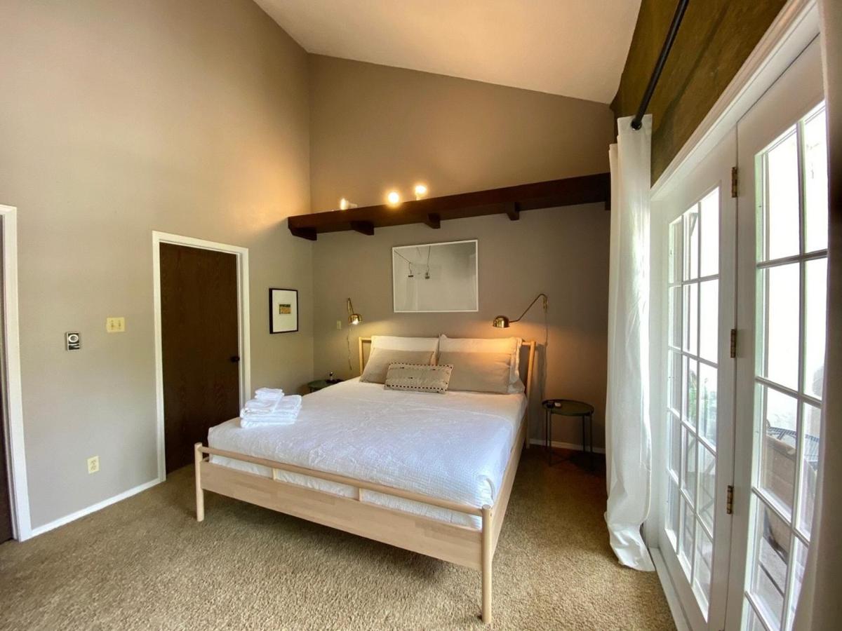 Red River Getaway- Ski In Ski Out, Newly Remodeled - Housity
