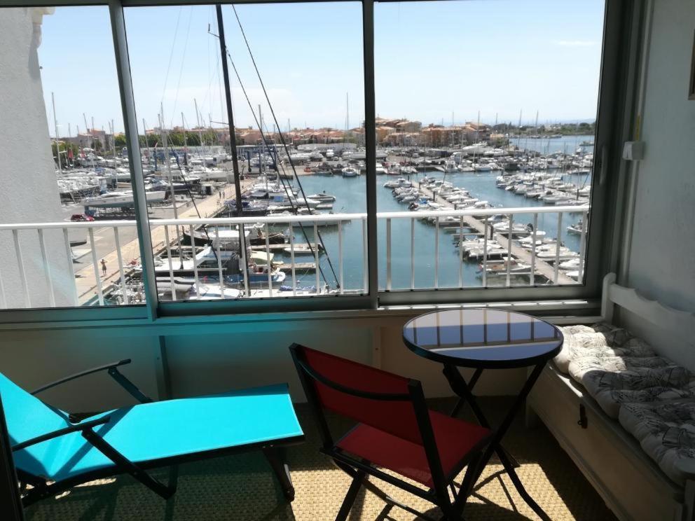 Studio cabine VUE PORT avec parking privé, piscine, parc, boulodrome - Housity